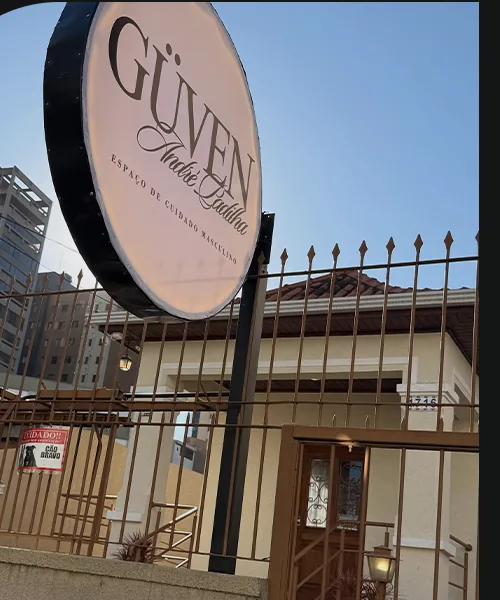 Fachada da GÜVEN, com placa circular da marca na entrada, no Bigorrilho.