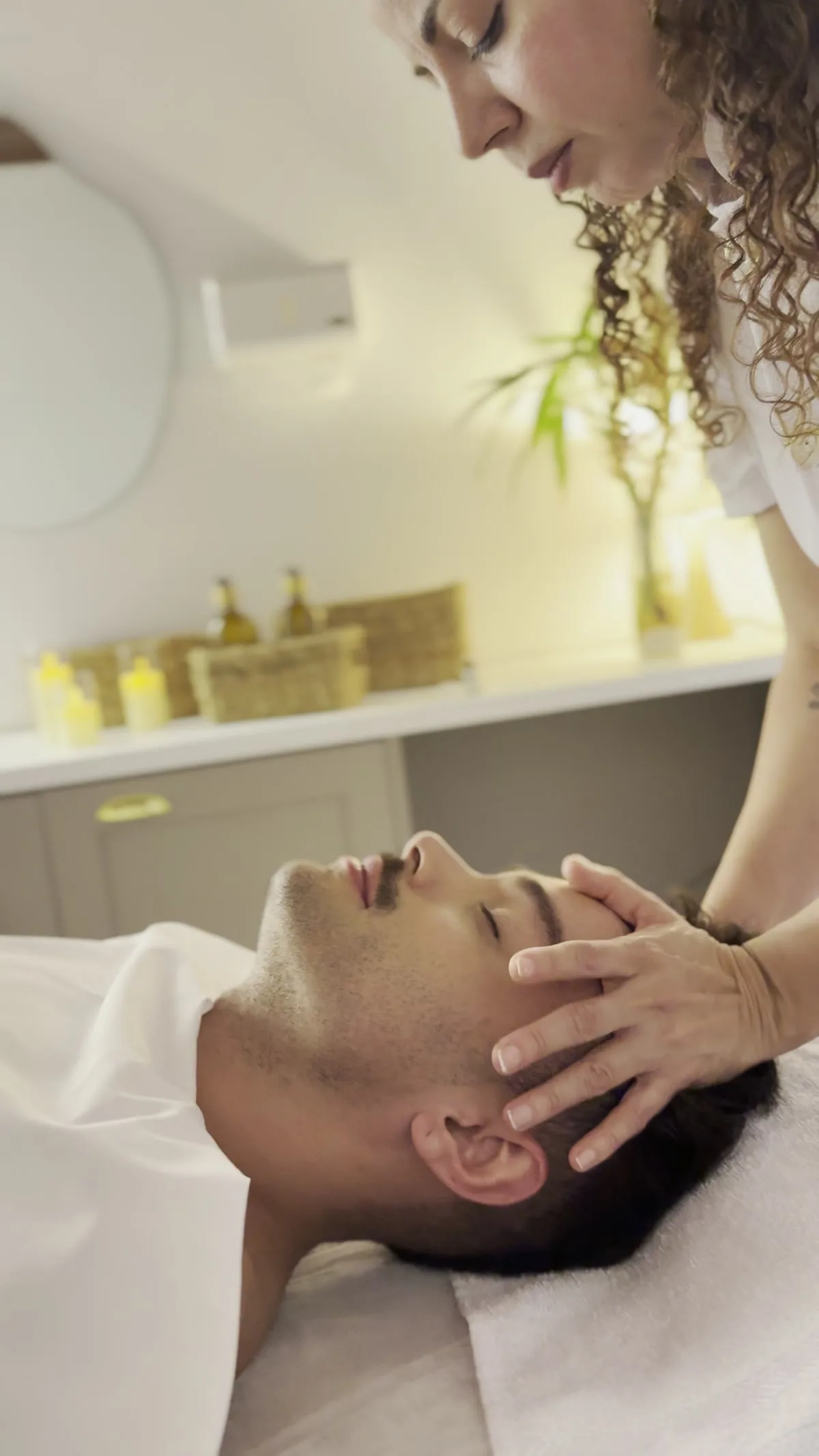 Massagem de relaxamento facial e do couro cabeludo em um cliente da GÜVEN.